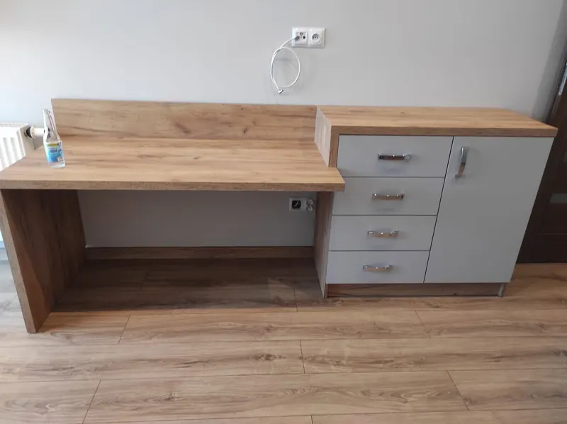 Biurko na wymiar z drewnianym blatem i komodą z szufladami